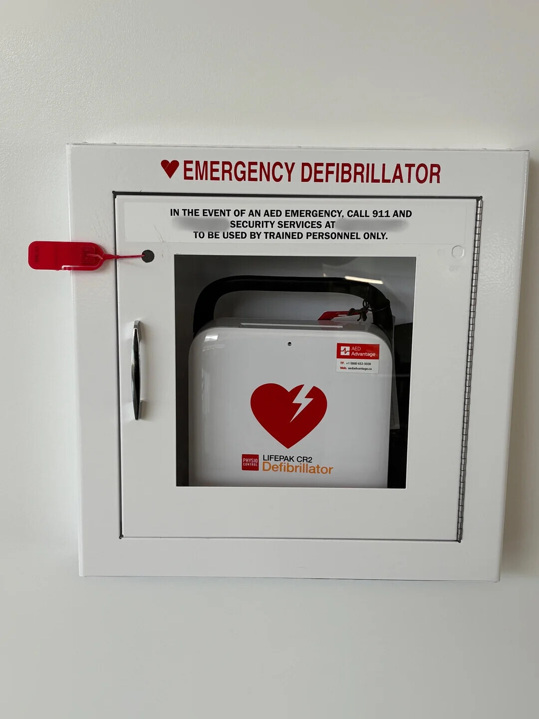 EMERGENCY DEFIBRILLATOR IN THE EVENT OF AN AED EMERGENCY, CALL 911 AND SECURITY SERVICES AT TO BE USED BY TRAINED PERSONNEL ONLY. AED Advantage TF +1 (554) 653-5028 aedadvantage.ca LIFEPAK CR2 PHYSIO CONTROL Defibrillator