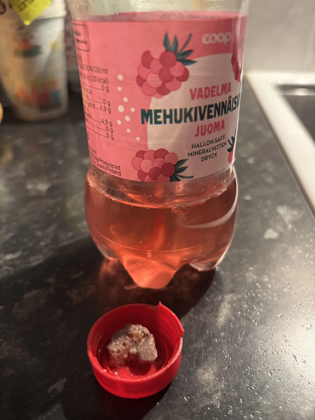 coop - co ml 2.96 < (20 kcal) VADELMA O g mal 0g ydrat....4,9 g arter JUOMA en 4,9 g MEHUKIVENNÄSSE 0 g HALLON SAFT- .0 g MINERALVATTEN DRYCK Finland Producerad