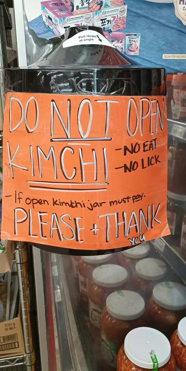 ESI PA KIMCH KIMCHI- un OF NOJ Captace SMOK WITH of - you - - Apr عمر и We bitt PACCP I HACEP HEAL diti Heart (184 C Pull down at angle SILCE SCAN FOR RECIPES DO NOT OPEN KIMGHI -NO EAT -NO LICK -If open Kimchi jar must pay. PLEASE + THANK YOU 720 g 10 GLA 22 MILI