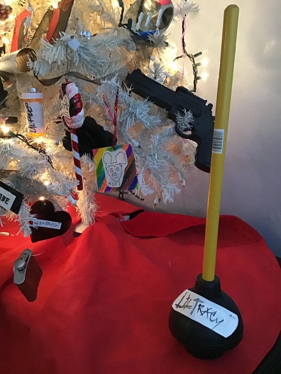 20 Photos Showing Christmas if the Grinch Ran It