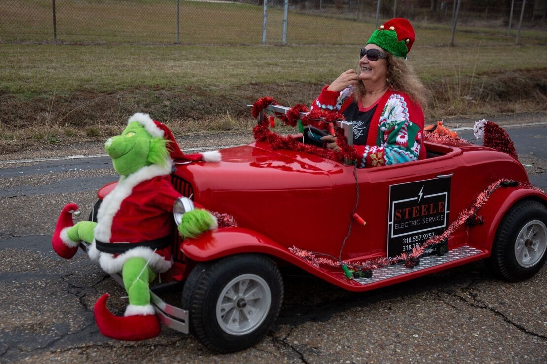 20 Photos Showing Christmas if the Grinch Ran It
