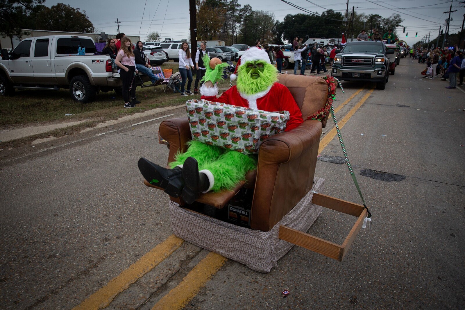 20 Photos Showing Christmas if the Grinch Ran It