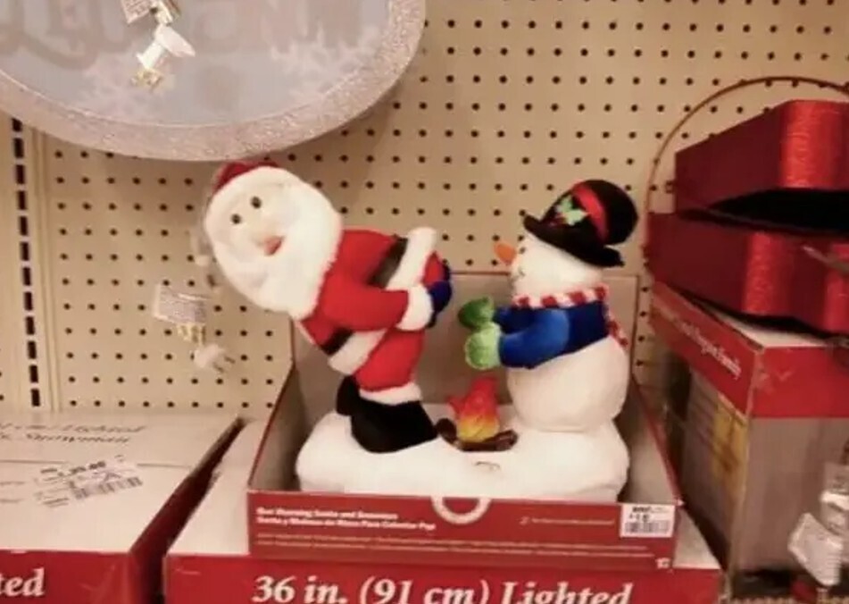 20 Photos Showing Christmas if the Grinch Ran It