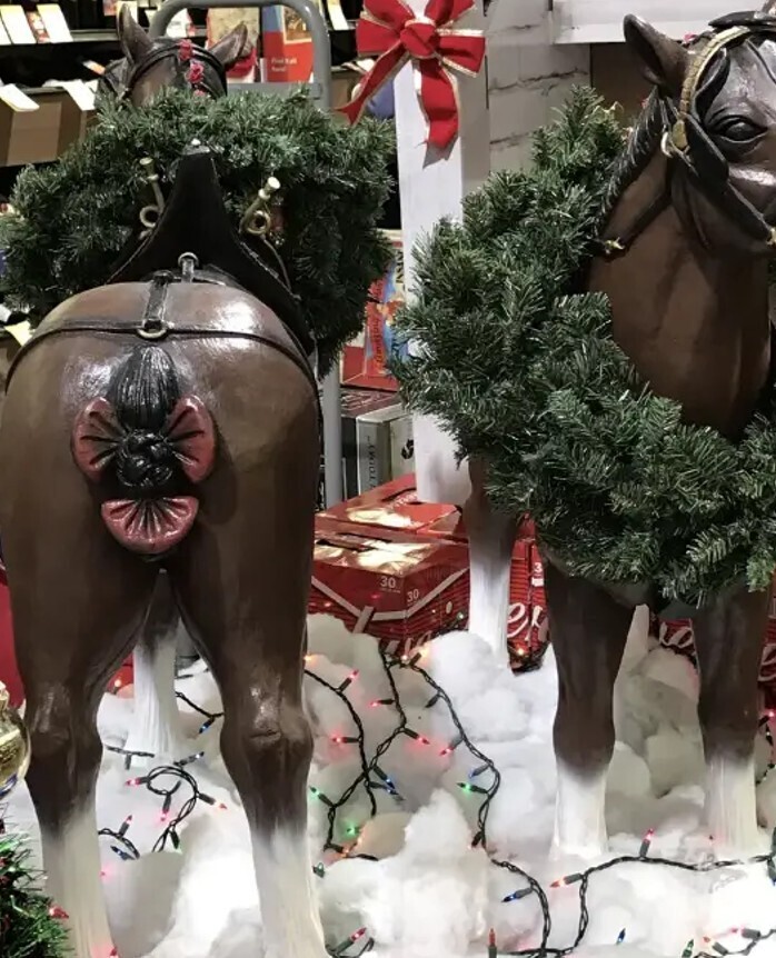 20 Photos Showing Christmas if the Grinch Ran It