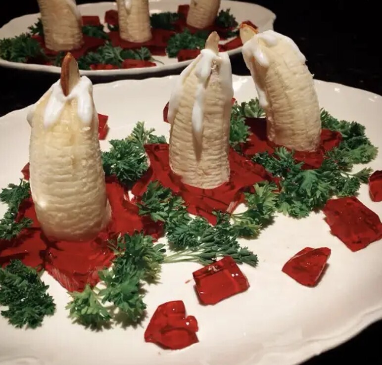 20 Photos Showing Christmas if the Grinch Ran It