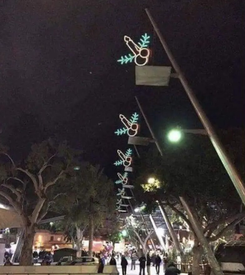 20 Photos Showing Christmas if the Grinch Ran It