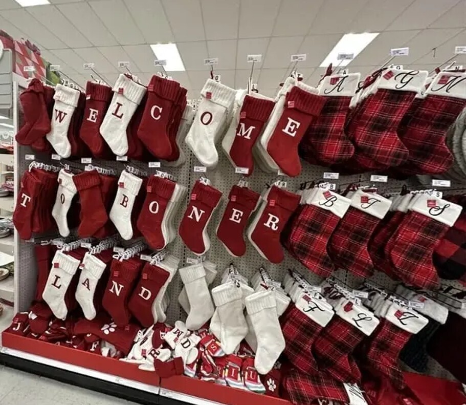 20 Photos Showing Christmas if the Grinch Ran It