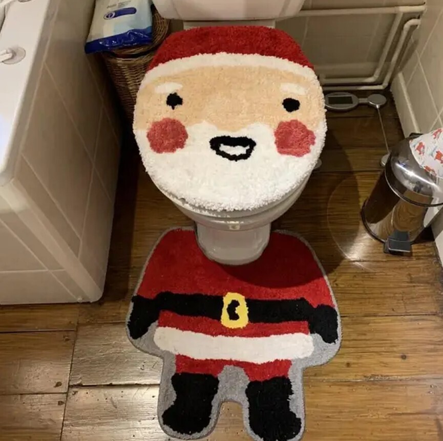 20 Photos Showing Christmas if the Grinch Ran It