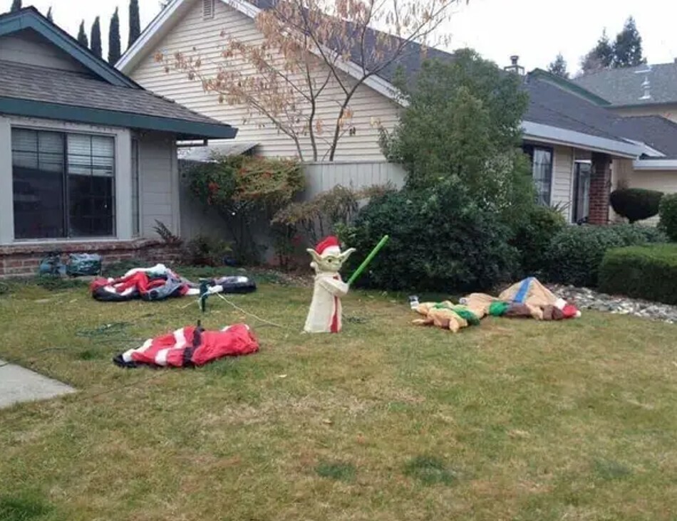 20 Photos Showing Christmas if the Grinch Ran It