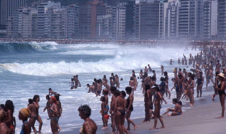 20 Photos Remembering Brazil's Beaches in the 1970s