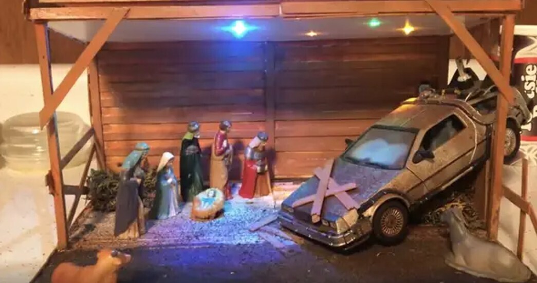 20 Photos Showing Christmas if the Grinch Ran It