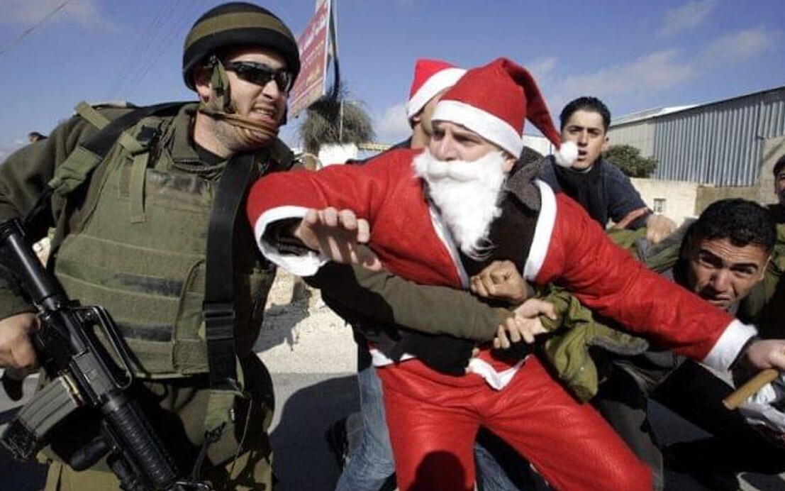 20 Photos Showing Christmas if the Grinch Ran It