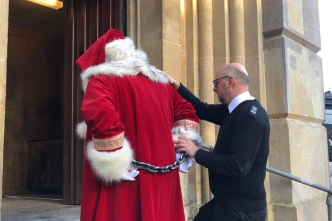 20 Photos Showing Christmas if the Grinch Ran It