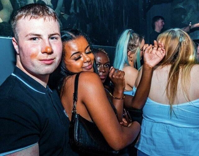 20 Photos Showing There Are Two Types of People