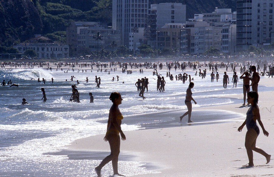 20 Photos Remembering Brazil's Beaches in the 1970s