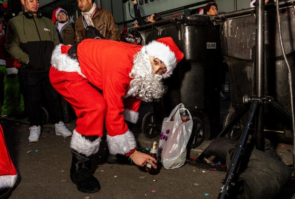 20 Photos Showing Christmas if the Grinch Ran It