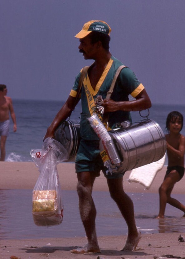 20 Photos Remembering Brazil's Beaches in the 1970s