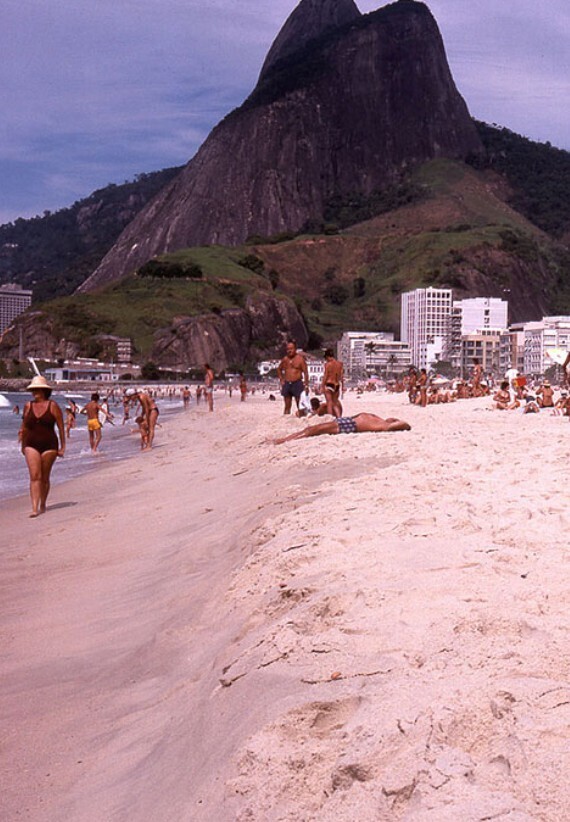 20 Photos Remembering Brazil's Beaches in the 1970s