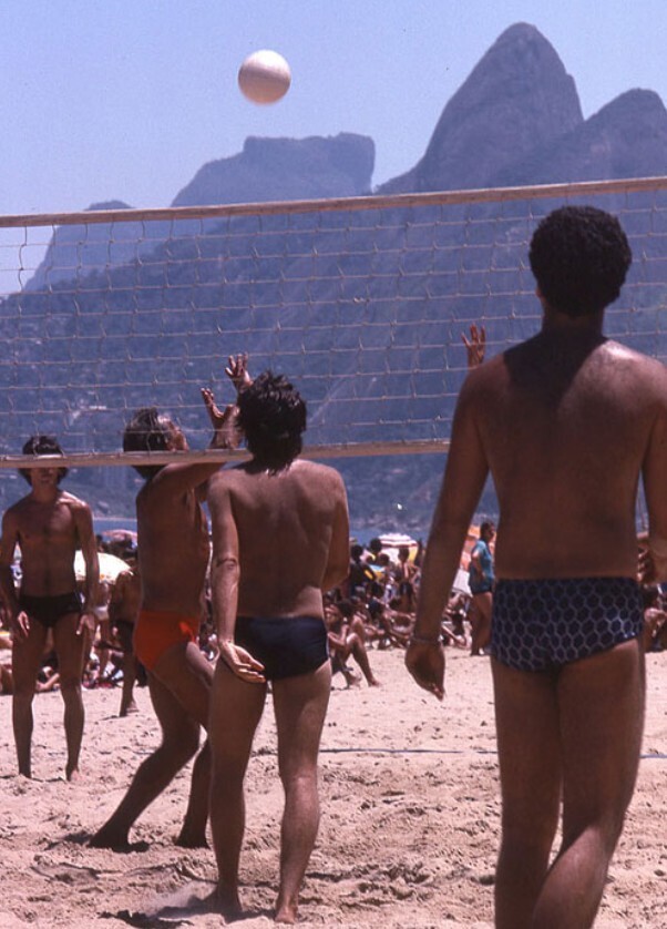 20 Photos Remembering Brazil's Beaches in the 1970s