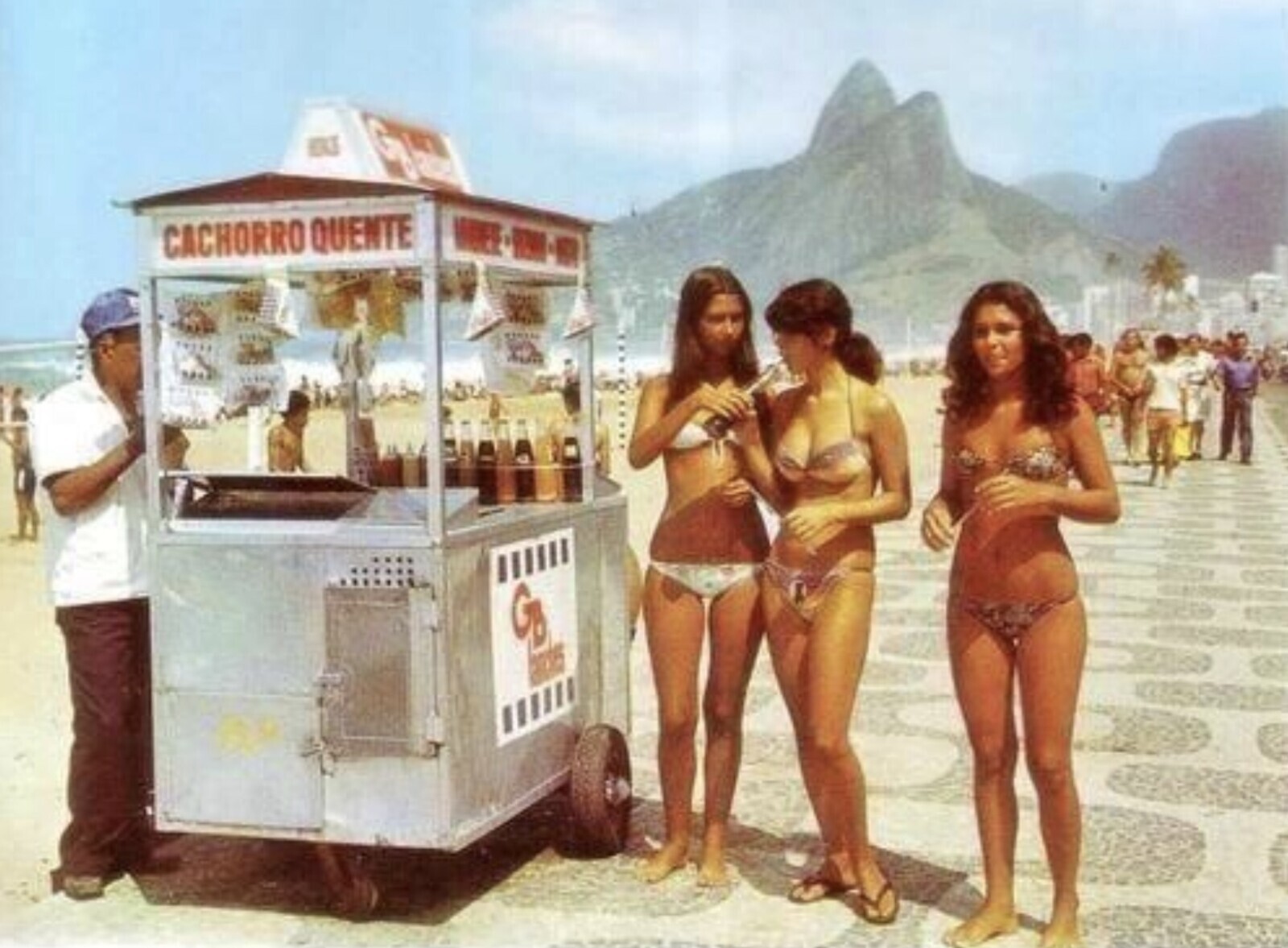 20 Photos Remembering Brazil's Beaches in the 1970s