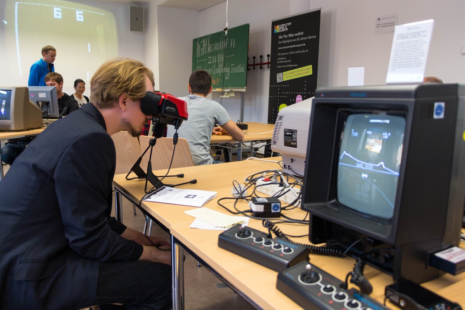 Б Б SPIELE COMPUTER MUSEUM Willkmmen ESSID vctb Spieleraum Key vintagecomputing Wo Pac Man wohnt Die Highlights aus 60 Jahren Games www.compatenspielemuseum.de Zum Öffnungszeiten: 10:00 bis 20:00 (außer Di 10243 Berlin IL але Computing Festival Karl-Marx-Allee 93а direkt an der U5 Weberwiese dinx DIE INTERAKTIVE SPIELEWELT FÜR ALLE GENERATIONEN SONY has