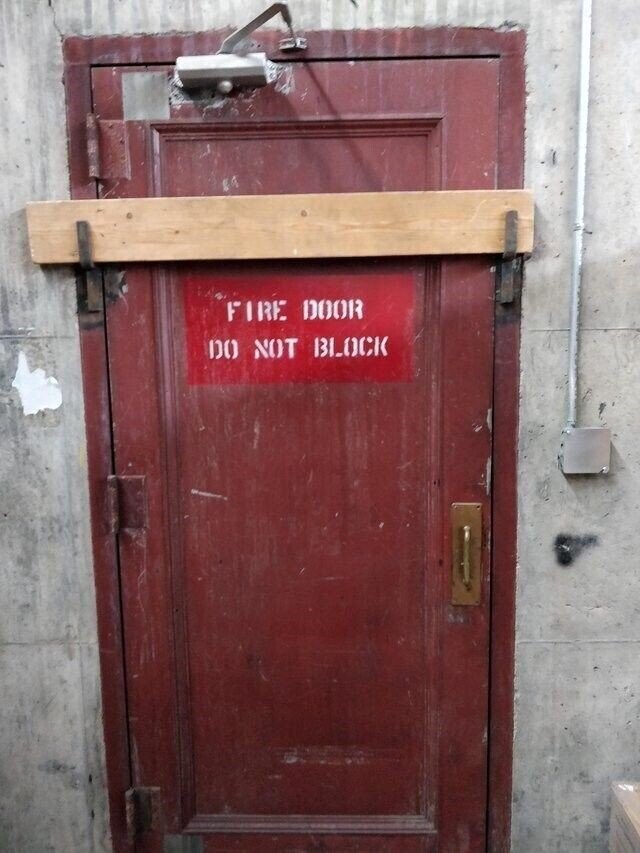 FIRE DOOR DO NOT BLOCK