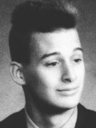 20 Celebrity Yearbook Photos That Are Pure Comedy Gold