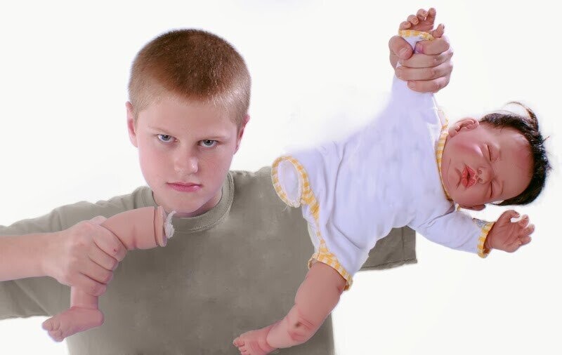 20 Photos Of Kids Right After They Broke Something