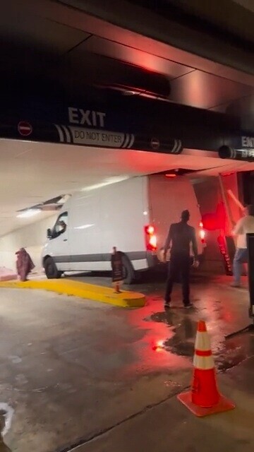 EN EXIT DO NOT ENTER