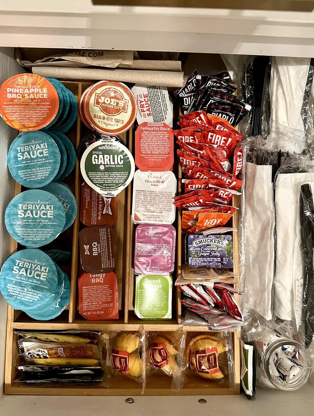 OLLE.COM HAWAIAN BROS PINEAPPLE BBQ SAUCE a BIABLO (28 JOE'S INGREDIENTS: DISTRIBUTED BY Nihogar Worcesterstone NET Water,Sogar Pokatskins Acid WT.L HAWARAMBROS GROLADA Medilled UNIO Power Sarbale Pineapple oz Sodiug Cosamel Color Stands TomataPaste, Benanate - ISLAND G) لي Distilled GRILL KANSAS CITY DI FRY II BAR-B-QUE SAUCE 3 SAUCE PIA FREDDY'S FAMOUS M Original* Freddy's E E Famous Fry Sauce KBA D. FRACTOS STRU DE PM REMOVE LIQ an O LE AU FIDE BA BEFORE HEATING FIRE! Y 000 HAWAIAN BROS OIL PAPAJOHN TERIYAKI the PRODUCT FLAVOR TOTAL SPECIAL 9 SAUCE = PREBOYS.COM CONTAINS GARLIC FIRE NET WT.1 OZ (28 o DIPPING SAUCE Salt INGREDIENTS