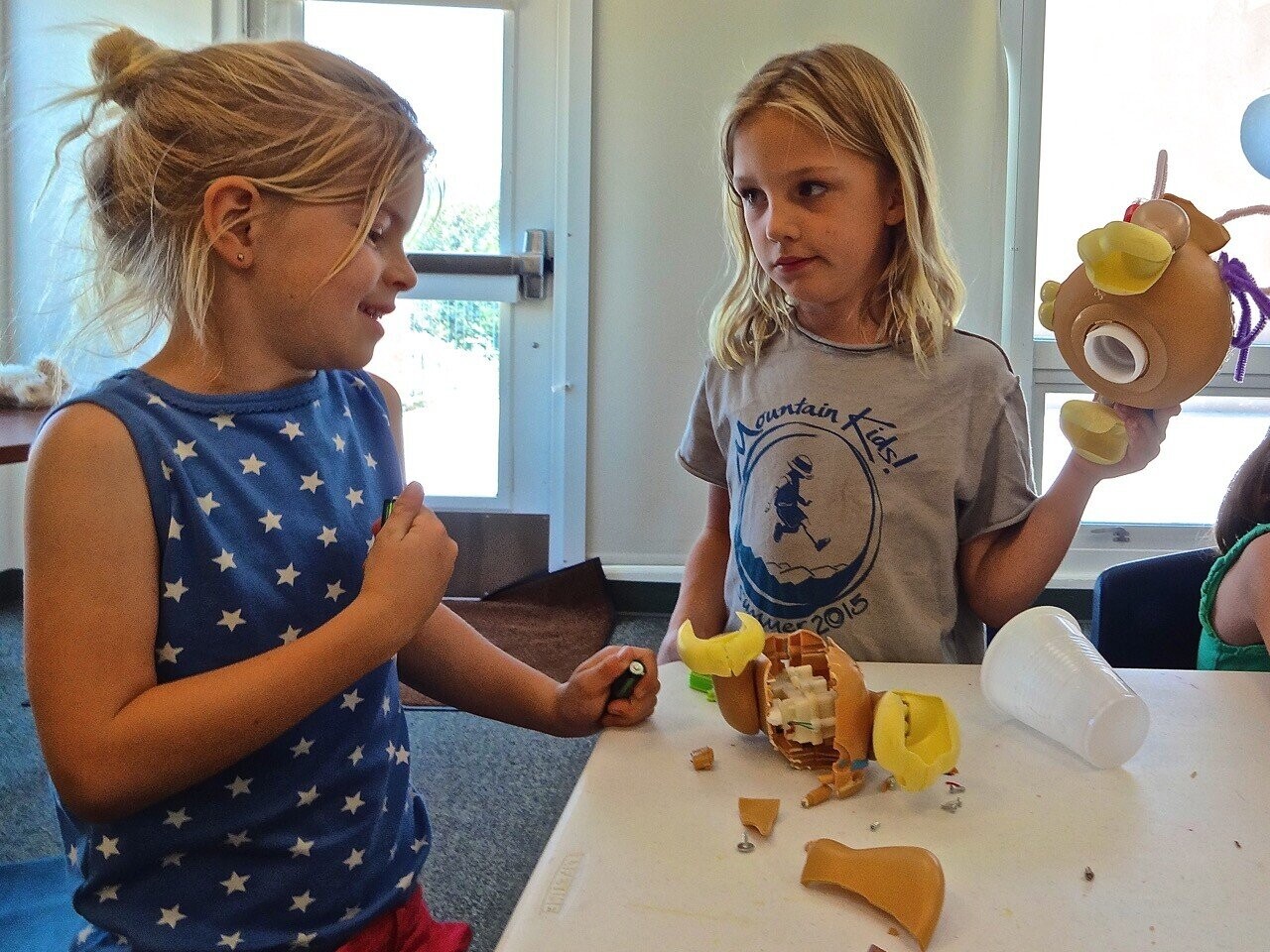 20 Photos Of Kids Right After They Broke Something