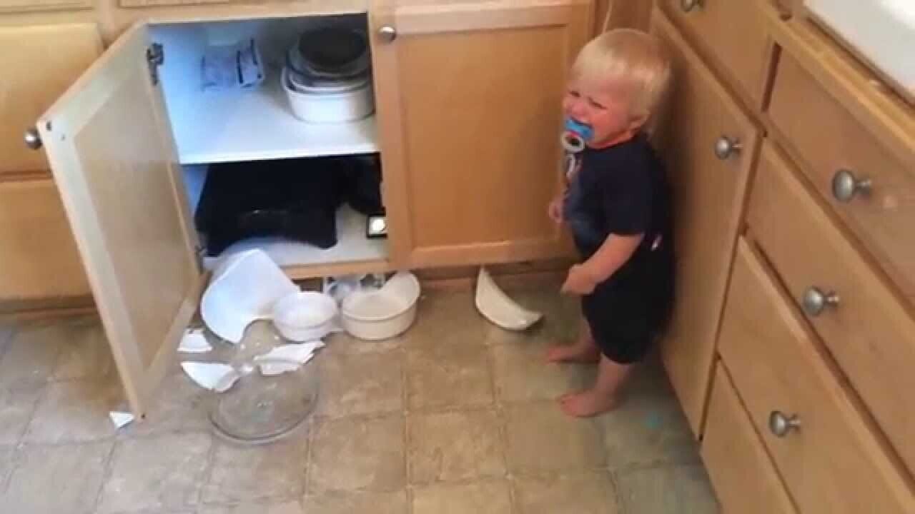 20 Photos Of Kids Right After They Broke Something