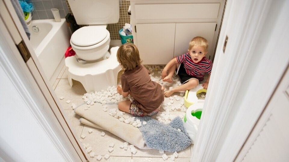 20 Photos Of Kids Right After They Broke Something
