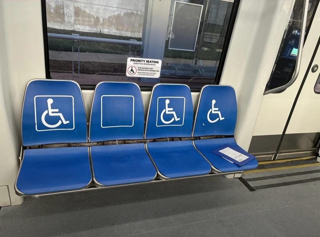 PRIORITY SEATING ASIENTOS RESERVADOS FOR SENIORS AND PEOPLE WITH DISABILITIES PARA PERSONAS MAYORES OCON DESCAPACIDADES 