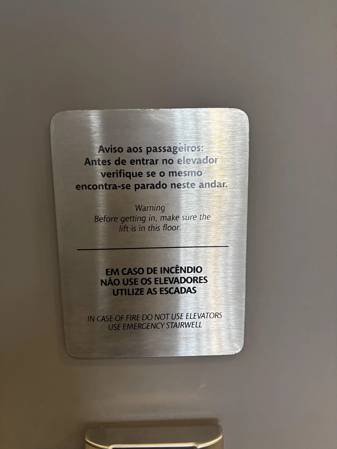 Aviso aos passageiros: Antes de entrar no elevador verifique se o mesmo encontra-se parado neste andar. Warning Before getting in, make sure the lift is in this floor. EM CASO DE INCÊNDIO NÃO USE OS ELEVADORES UTILIZE AS ESCADAS IN CASE OF FIRE DO NOT USE ELEVATORS USE EMERGENCY STAIRWELL