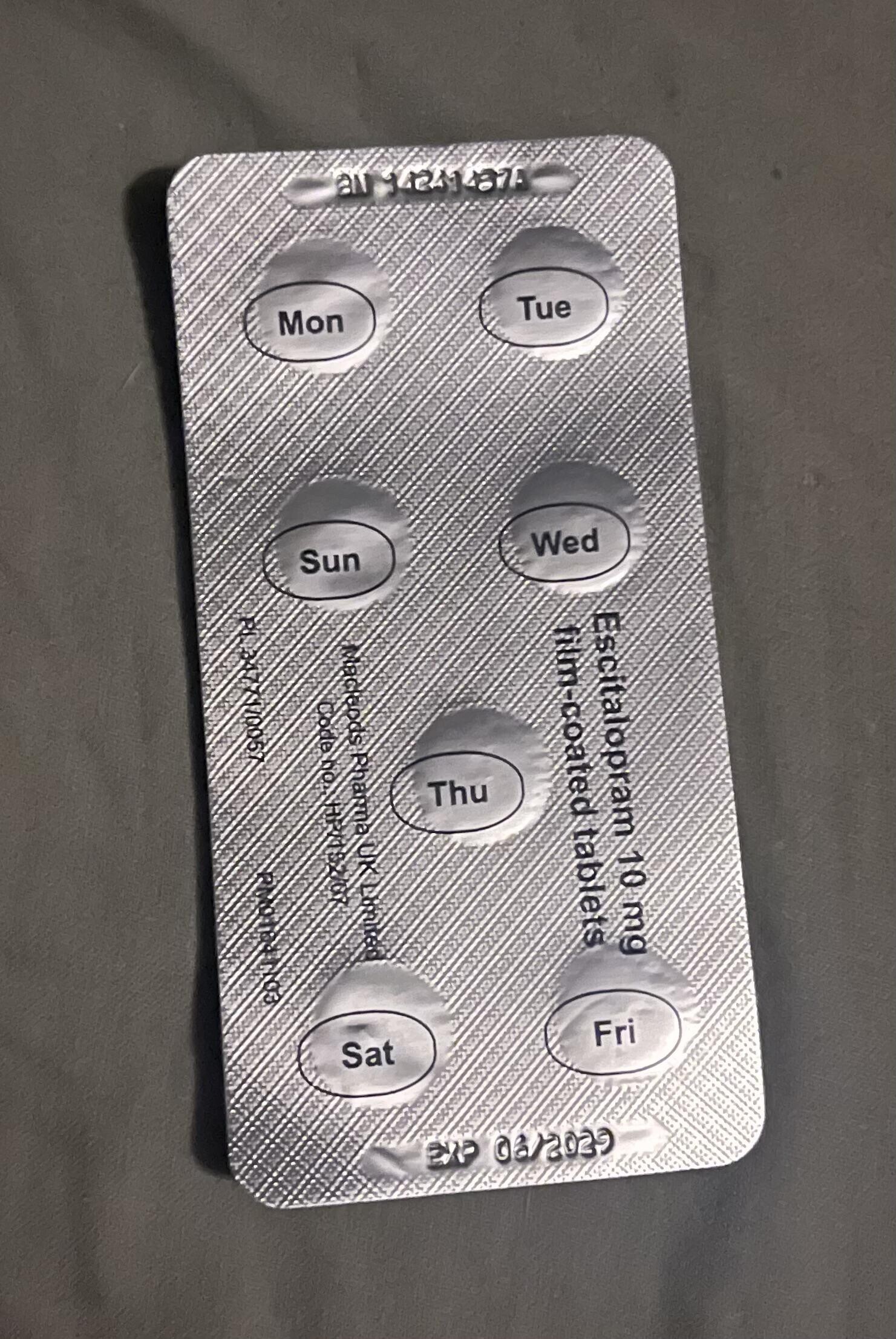 an 1434167 Mon Tue Sun Wed Escitalopram 10 mg Macloods Pharma UK Limited film-coated tablets Code DO HP/192 Thu Sat Fri EXP 06/2029
