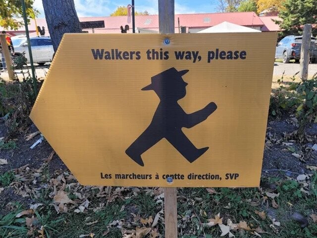 V Walkers this way, please Les marcheurs à centte direction, SVP