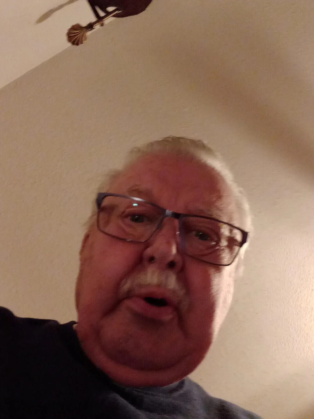 Photos Where We Don't Need Context to Understand