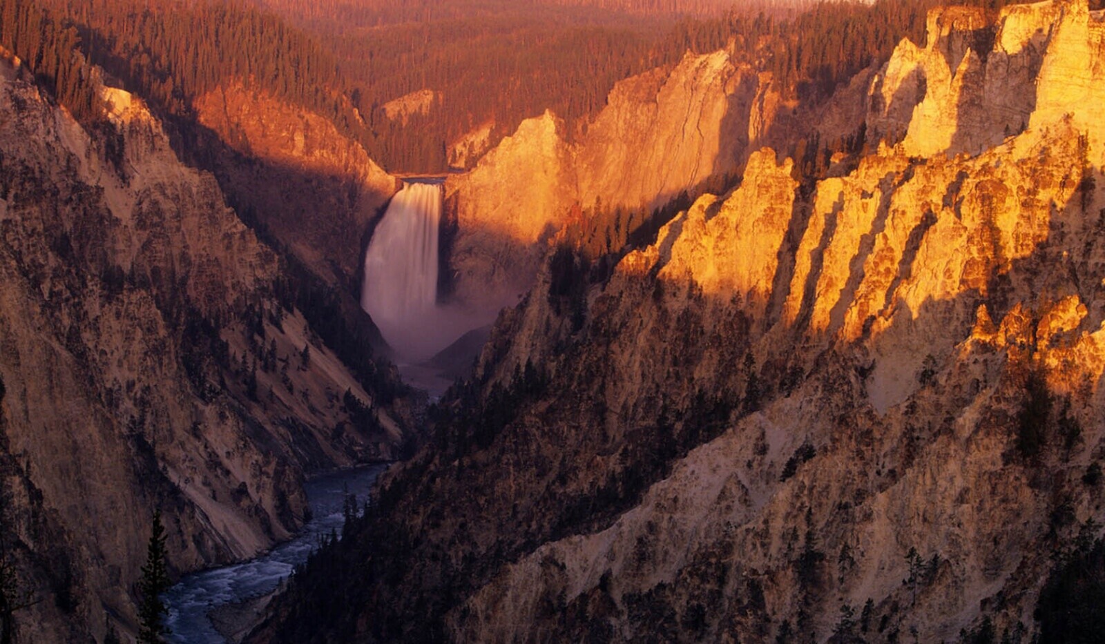 Striking Photos of Yellowstone, America's Unique Land