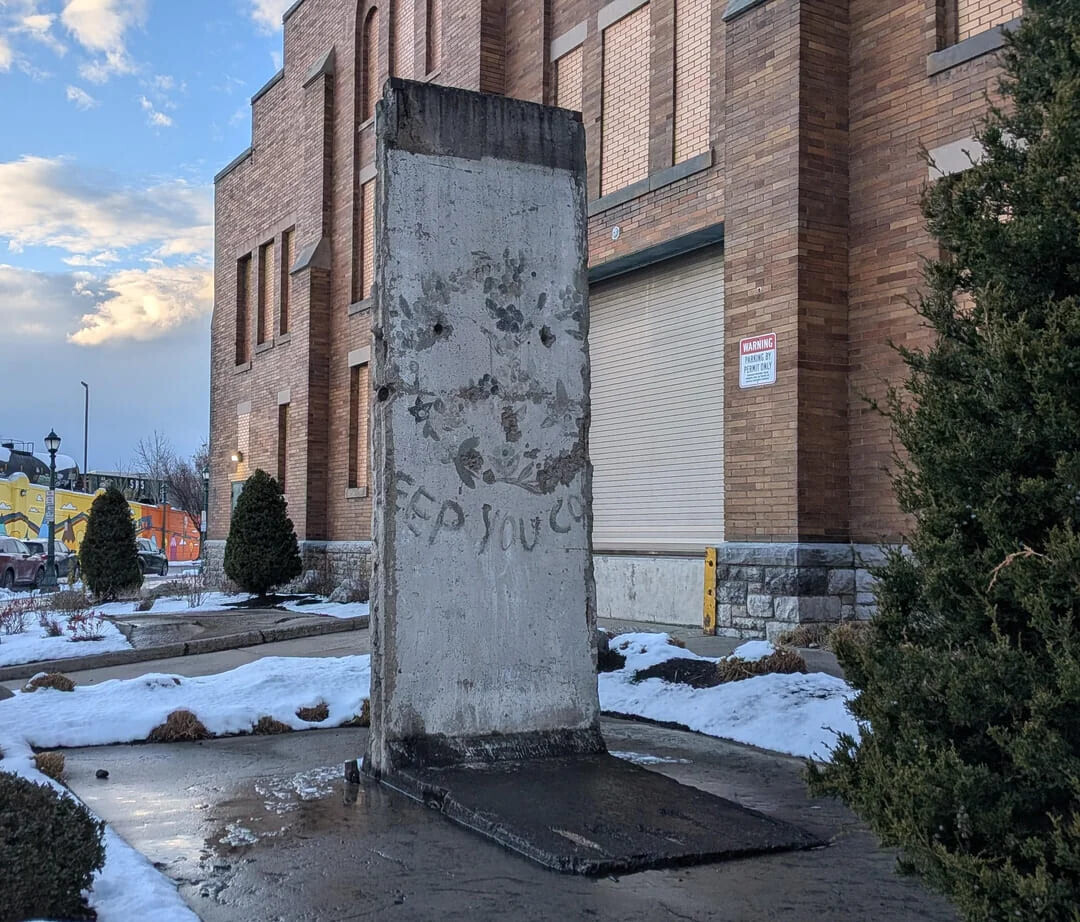 WARNING PARKING BY PERMIT DALY and EEP you وم