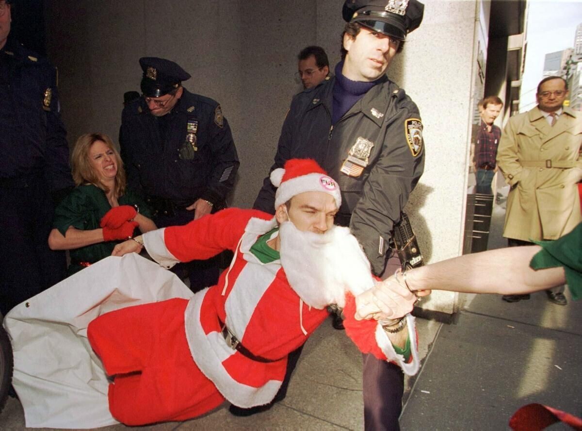 20 Santas That Won’t Be Going Home to Mrs. Clause