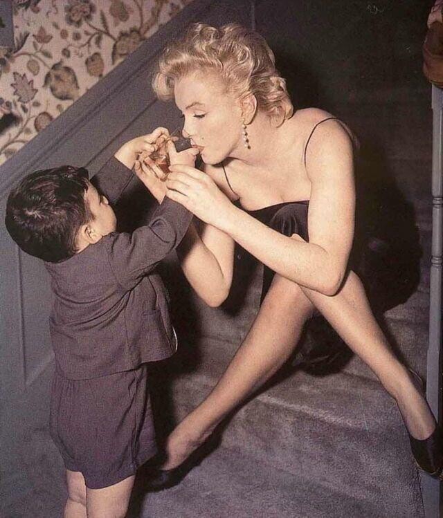 Photos of Marilyn Monroe Living Her Best Life On Set