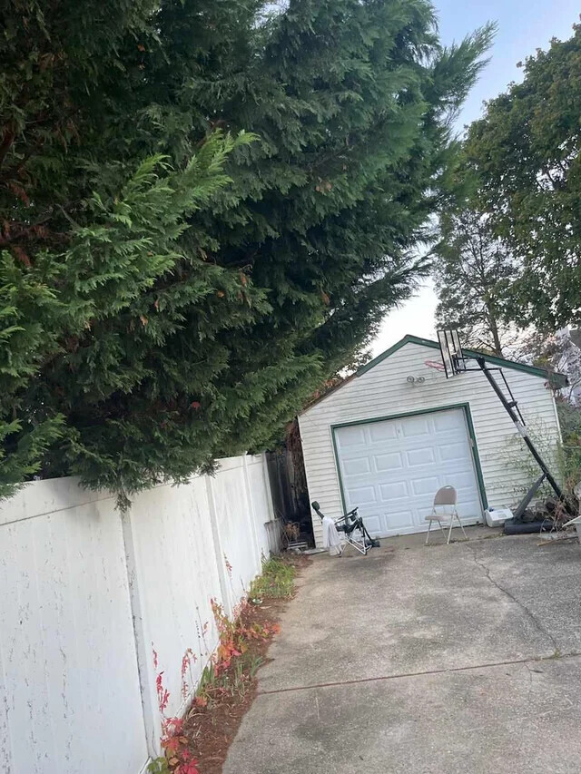 Hate Thy Neighbor: Photos Where That’s Deserved