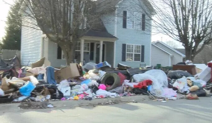 Hate Thy Neighbor: Photos Where That’s Deserved