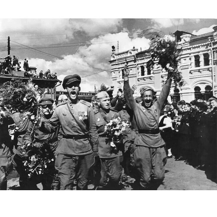 Photos That Put You Into the Middle of World War II