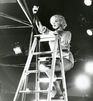 Photos of Marilyn Monroe Living Her Best Life On Set