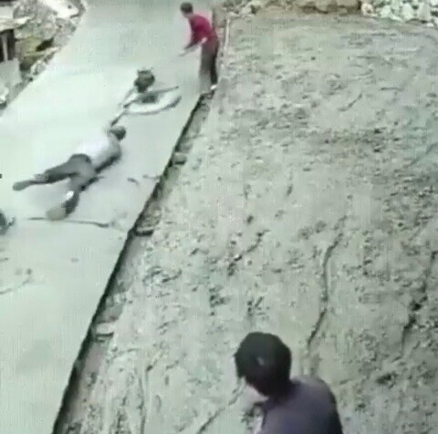 16 Photos Where Someone Should Have Asked For Help