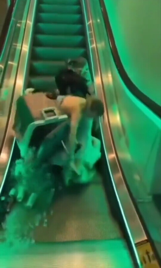 16 Photos Where Someone Should Have Asked For Help