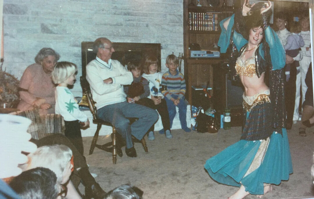 Photos of ’80s Parties Seen at Their Pre-Phone Peak