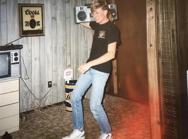 Photos of ’80s Parties Seen at Their Pre-Phone Peak